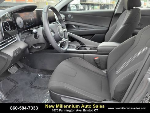 Used 2025 Hyundai Elantra SEL image 18