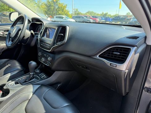 Used 2019 Jeep Cherokee Latitude Plus w/ Comfort/Convenience Group image 12