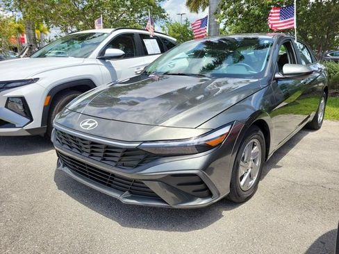 Certified 2024 Hyundai Elantra SE FWD image 2