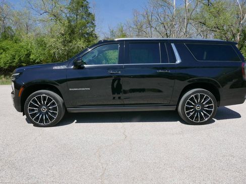 Used 2025 Chevrolet Suburban High Country AWD/4WD image 2