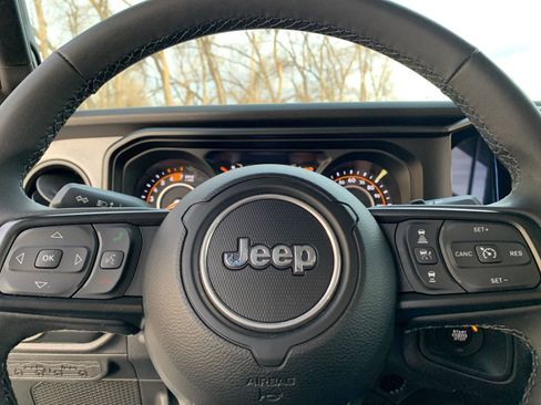 Used 2025 Jeep Wrangler Sport S image 27