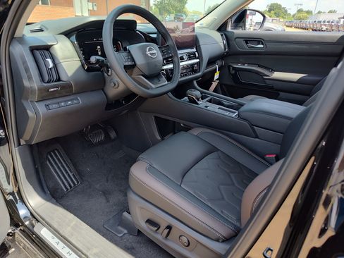 New 2026 Nissan Pathfinder Platinum FWD image 2