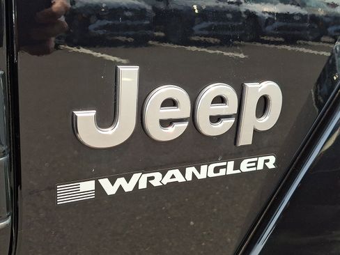 Used 2024 Jeep Wrangler Unlimited Sahara w/ Technology Group AWD/4WD image 28