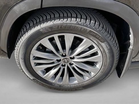 Certified 2025 Toyota Highlander Platinum image 9