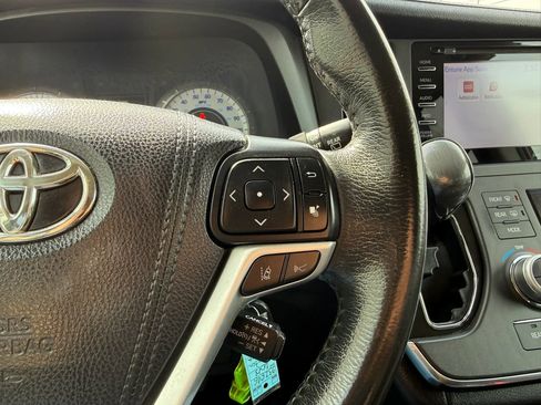 Used 2018 Toyota Sienna SE image 31