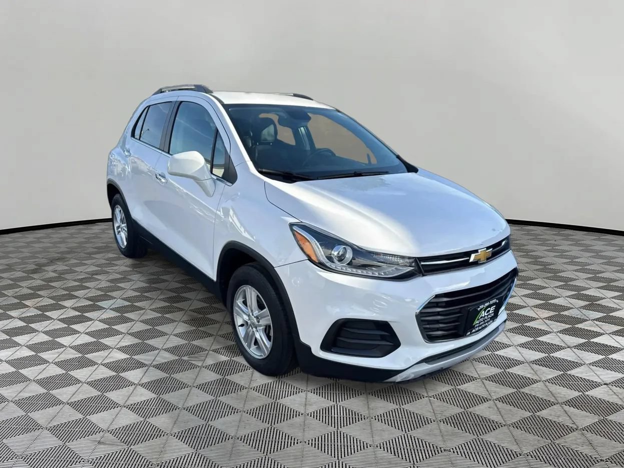 Used 2020 Chevrolet Trax LT w/ LT Convenience Package FWD image 1