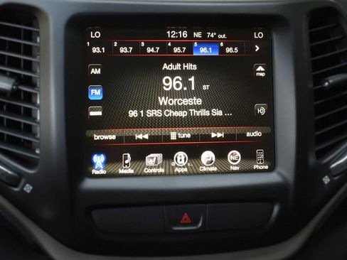 Used 2016 Jeep Cherokee Limited image 18