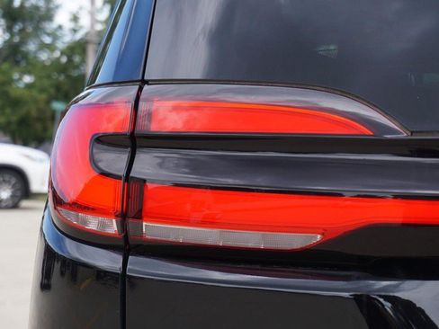 Used 2024 Chrysler Pacifica Touring-L FWD image 16