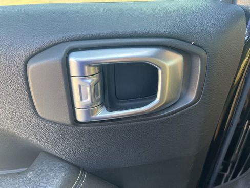 Used 2018 Jeep Wrangler Unlimited Sahara image 55