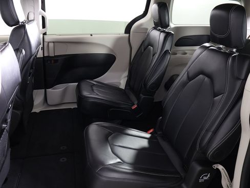 Used 2024 Chrysler Pacifica Touring-L FWD image 33
