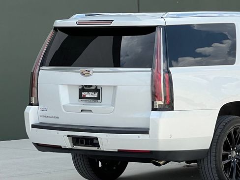 Used 2018 Cadillac Escalade ESV Luxury AWD/4WD image 9