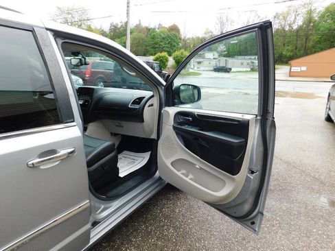 Used 2014 Chrysler Town & Country Touring-L w/ Driver Convenience Group FWD image 24