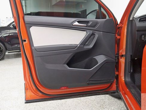 Used 2018 Volkswagen Tiguan SE w/ Panoramic Sunroof Package FWD image 30