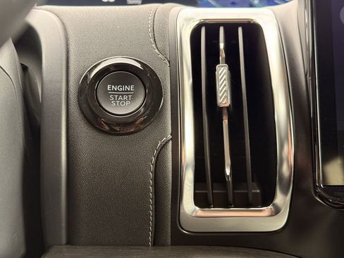 Used 2025 Ford Expedition Platinum image 24