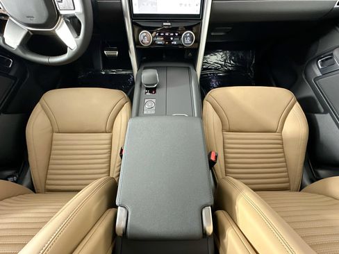 Used 2025 Land Rover Discovery Dynamic SE AWD/4WD image 22
