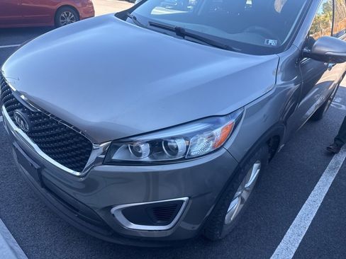 Used 2017 Kia Sorento LX image 2