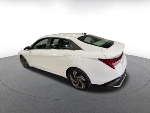 Used 2025 Hyundai Elantra SEL image 10