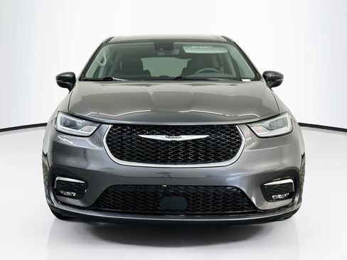 Used 2023 Chrysler Pacifica Touring-L FWD image 2