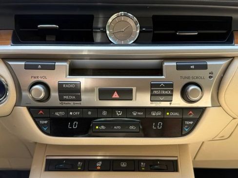 Used 2013 Lexus ES 300h w/ Luxury Pkg FWD image 31