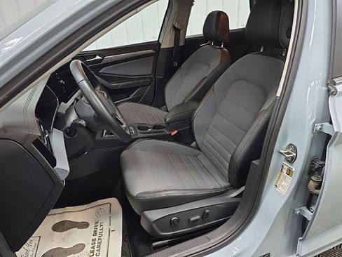 Used 2025 Volkswagen Jetta SE FWD image 30