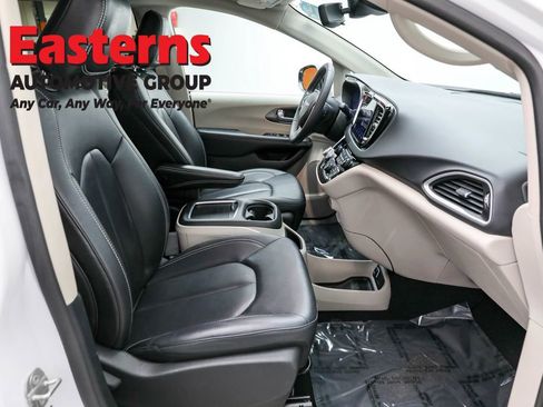 Used 2024 Chrysler Pacifica Touring-L image 23