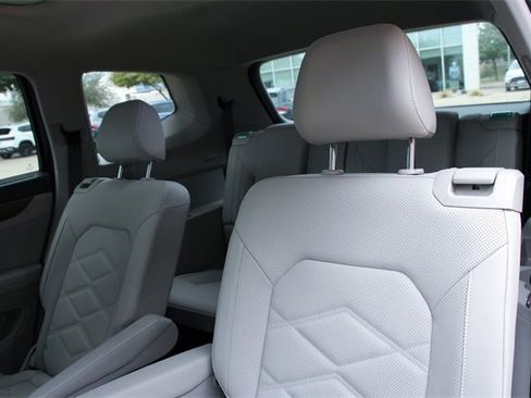 Certified 2025 Volkswagen Atlas SE image 32