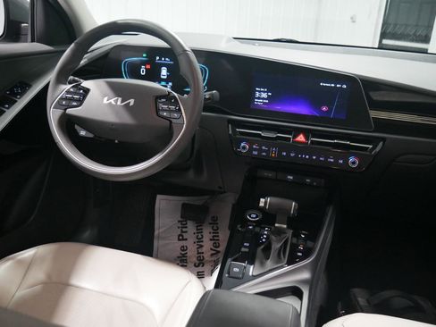 Used 2023 Kia Niro EX image 18