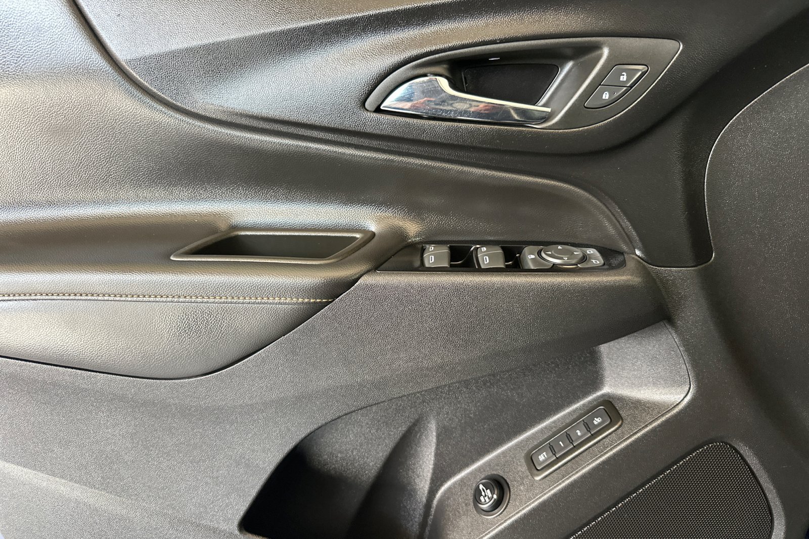 Used 2023 Chevrolet Equinox Premier AWD/4WD image 12