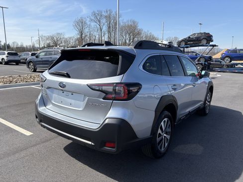 Used 2025 Subaru Outback Premium image 9