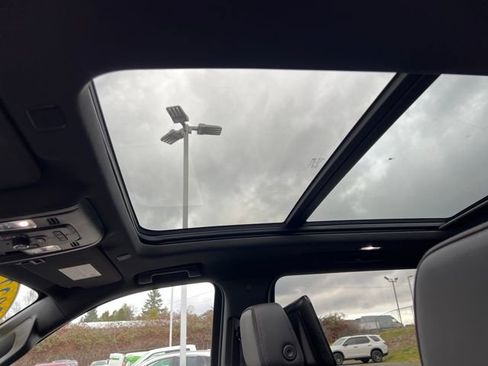 Used 2021 Chevrolet Suburban RST w/ Luxury Package image 31