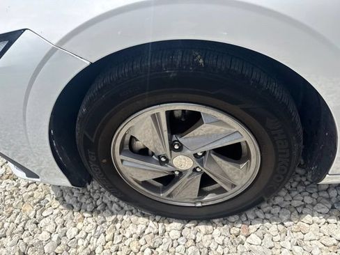 Used 2024 Hyundai Elantra SE FWD image 11