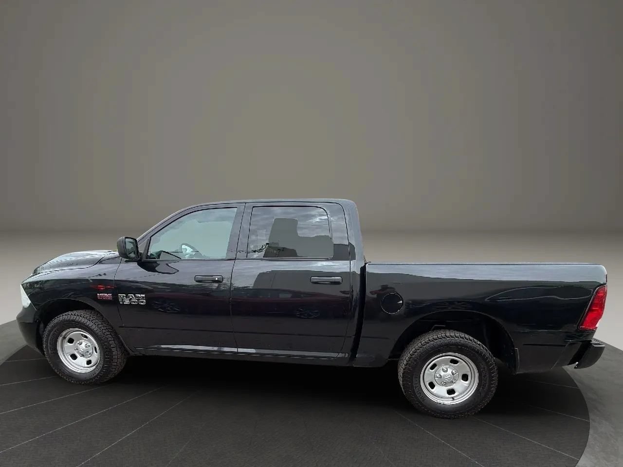 Used 2018 RAM 1500 4x4 Crew Cab w/ Protection Group image 8