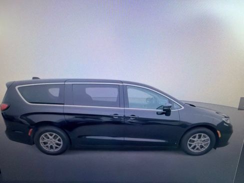 Used 2024 Chrysler Pacifica Touring-L FWD image 2