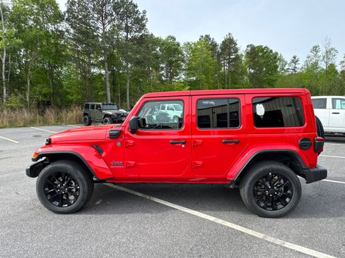Used 2025 Jeep Wrangler Unlimited Sahara w/ Safety Group AWD/4WD image 10