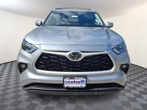 Used 2025 Toyota Highlander XLE AWD/4WD image 2
