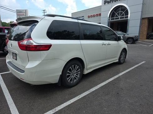 Used 2018 Toyota Sienna XLE w/ XLE Navigation Package FWD image 3