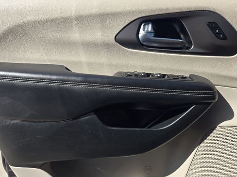 Used 2023 Chrysler Pacifica Touring-L image 24