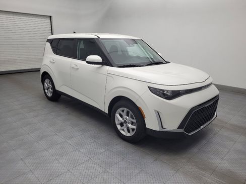Used 2025 Kia Soul LX FWD image 11