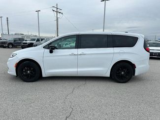 Used 2024 Chrysler Pacifica Touring-L video 2