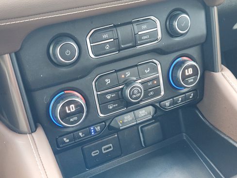 Used 2024 Chevrolet Suburban High Country AWD/4WD image 19
