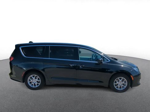 Used 2022 Chrysler Voyager LX FWD image 9