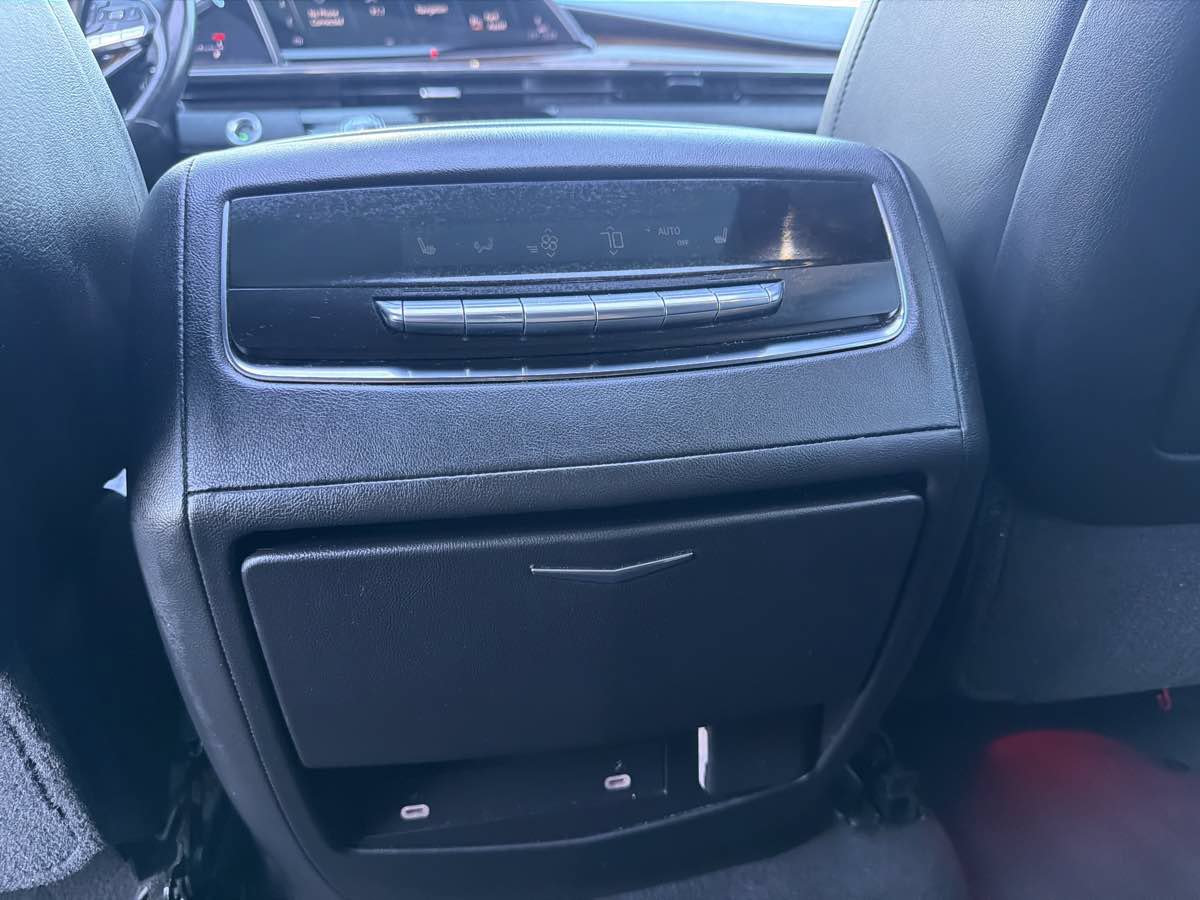 Used 2021 Cadillac Escalade Premium Luxury RWD image 31