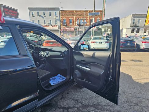 Used 2020 Nissan Kicks SV image 11