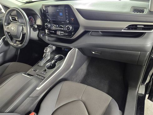 Used 2022 Toyota Highlander LE image 21