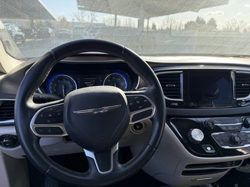 Used 2017 Chrysler Pacifica Touring-L image 2