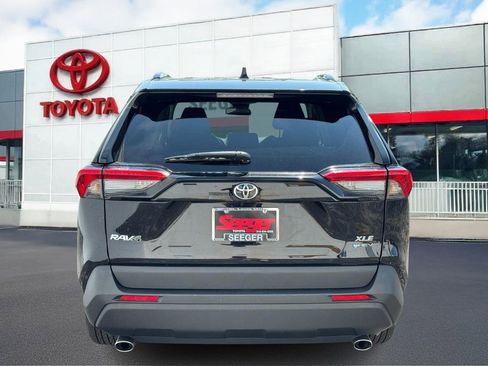 Used 2025 Toyota RAV4 XLE image 9