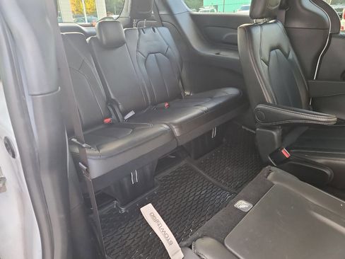Used 2025 Chrysler Pacifica Select image 34