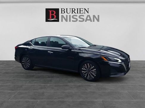 Used 2025 Nissan Altima 2.5 SV FWD image 7