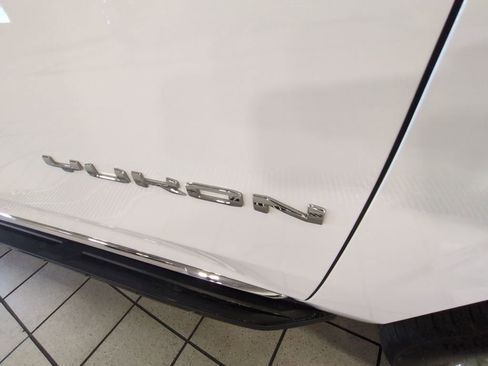 Used 2022 GMC Yukon XL SLT w/ SLT Premium Package image 30