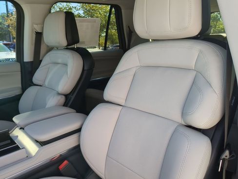 New 2025 Lincoln Navigator Reserve image 10
